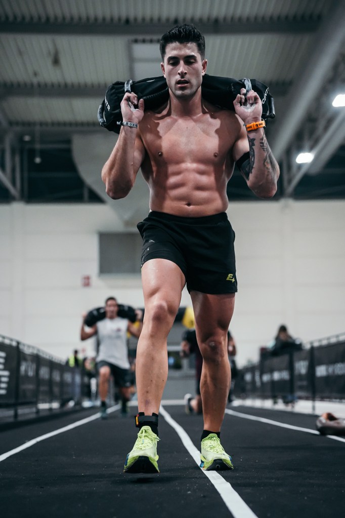 Attività sportiva Hyrox con sandbag