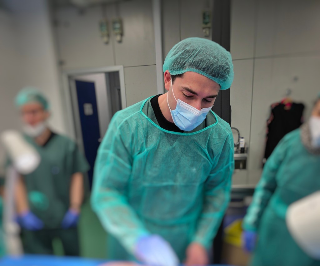 Dr. Luca Bertelli durante un Cadaver Lab anatomico